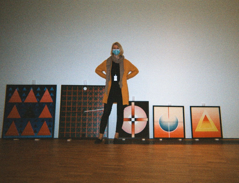 Karin Vicente näituse ülespanekul