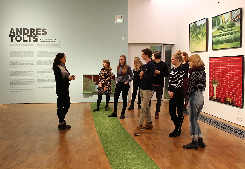 Andres Toltsi näitusel koos kuraator Anu Allasega (foto: Annika Räim)