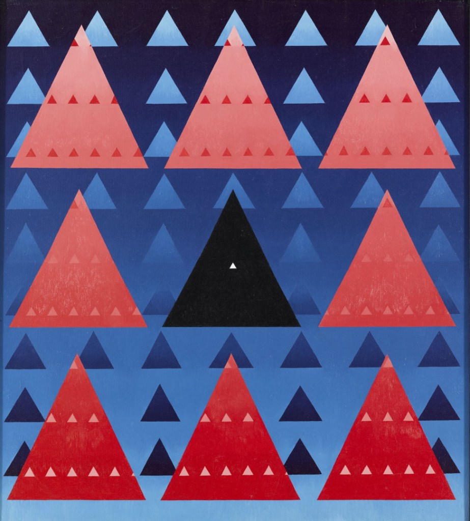 Sirje Runge maal Geomeetria XI kujutab punaktes toonides võrdkülgseid kolmnurki sinisel taustal, keskel on must kolmnurk