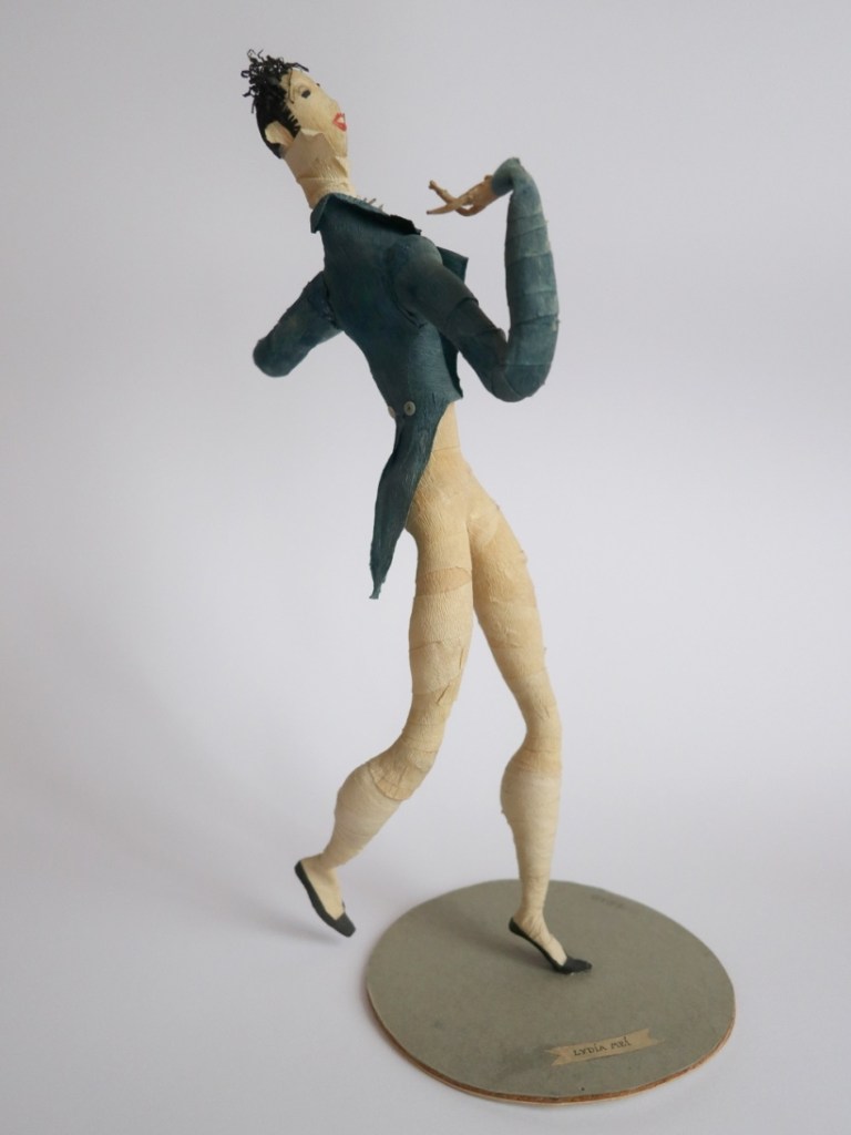 Lydia Mei. Ampiirajastu dändi 1810. aastast. 1930. aastate esimene pool. Värviline krepp-paber, papp, metalltraat, segatehnika. Tartu Mänguasjamuuseum