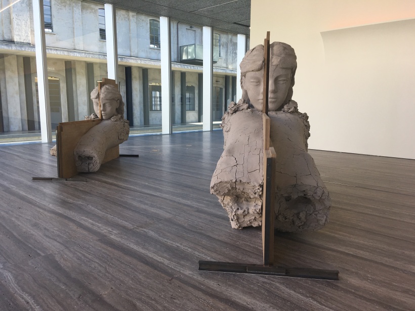 Mark Manders. Room with Unfired Clay Figures. 2011–2015