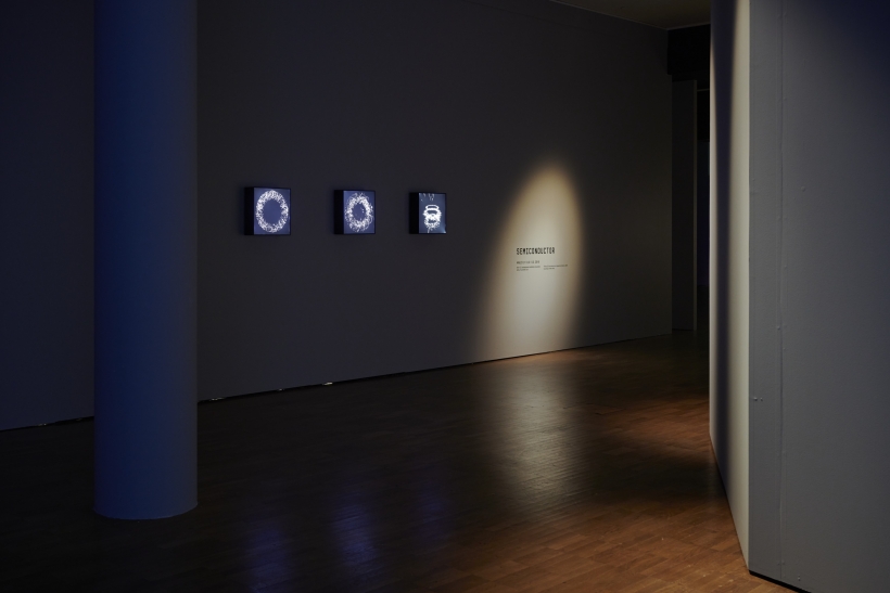 näituse „Murtud sümmeetriad“ vaade