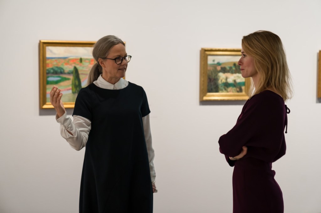 Pilvi Kalhama tutvustab Kaja Kallasele näitust, seisavad galeriis maalide ees