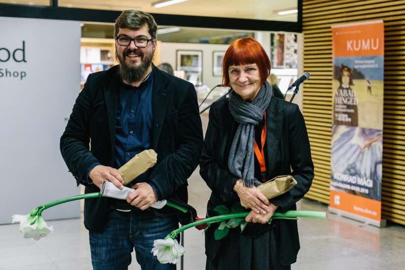 Anders Härm ja Eha Komissarov näituse “Salatoimikud [Üheksakümnedate kartoteek]” avamisel. Foto: Rait Tuulas