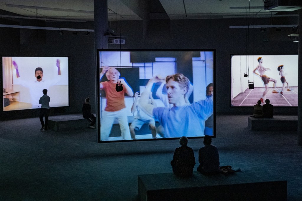 Kumu suur saal, pimedas ruumis hiiglaslikud ekraanid