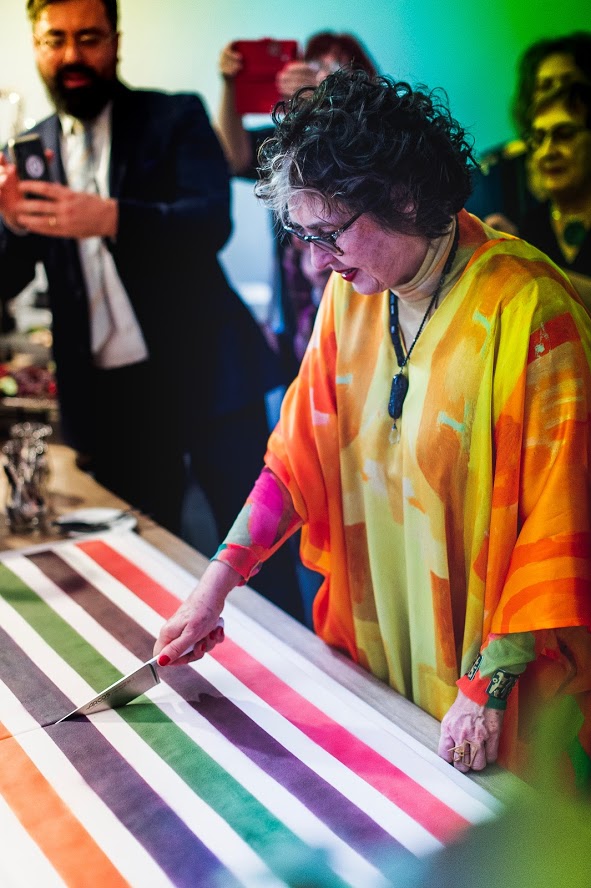 Sirje Helme juubelitorti lahti lõikamas. Foto: Maido Parv