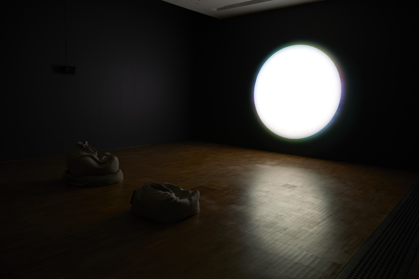 Suzanne Treister. Kunstiajaloo holograafilise universumi teooria (THUTOAH / SÜGAVAMA SELGITUSE NOOLED). 2018. Koostöös CERNi vanemfüüsiku Wolfgang Lerche’iga. Foto: Stanislav Stepaško