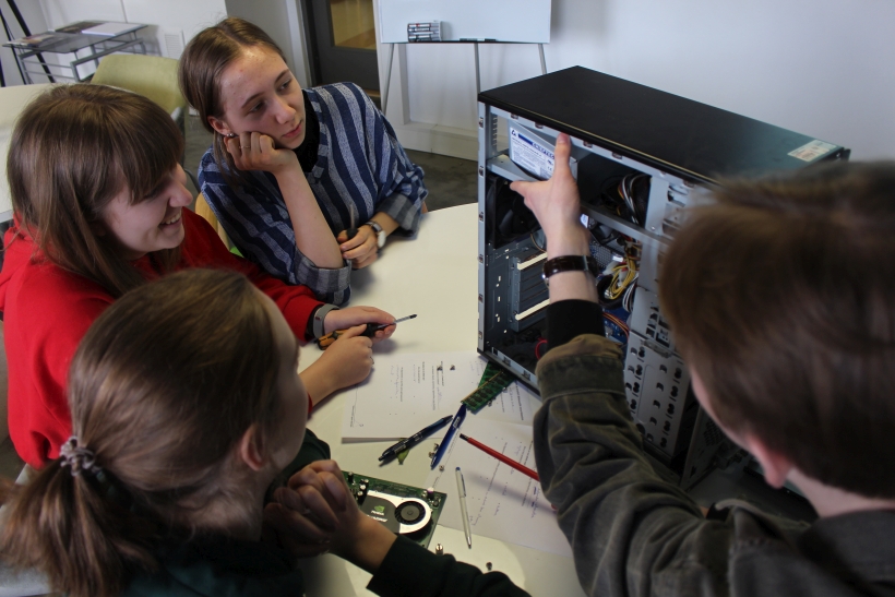 Päeva lõpus toimunud töötoas lammutati arvuteid lootuses nende seest natuke kulda leida. Foto: Kumu hariduskeskus