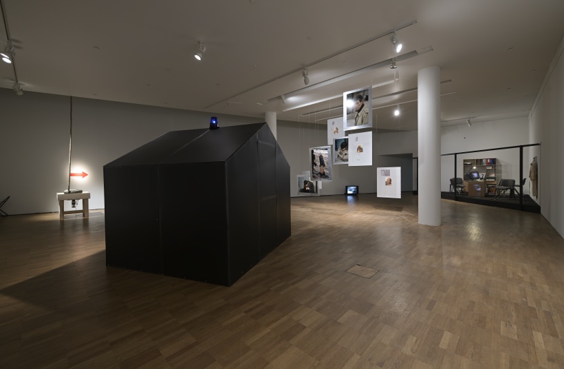 Näituse „Salatoimikud [Üheksakümnendate kartoteek]“ vaade. Foto: Stanislav Stepaško