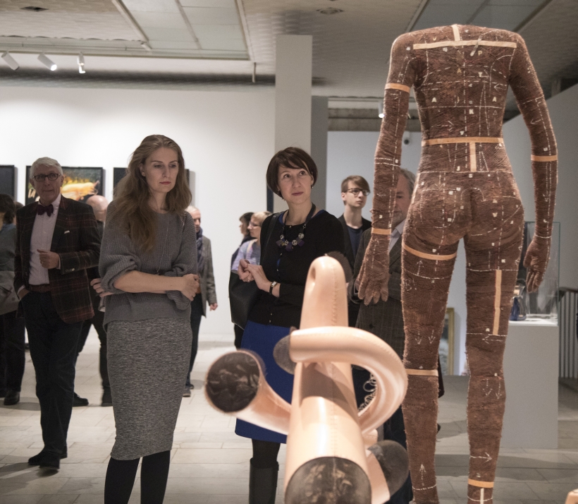 Näituse avamine, esiplaanil Anu Põdra teosed. Foto: Helen Melesk