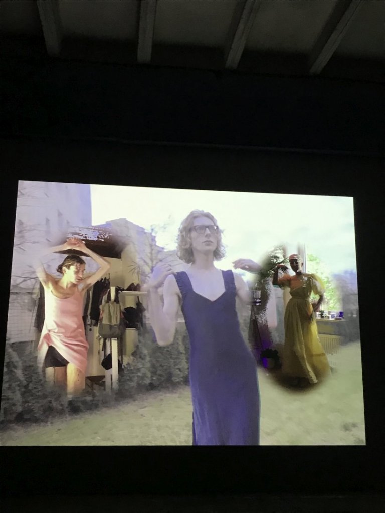 Alex Baczynski-Jenkins avas oma dokumentaal-fiktsiooniga „Faggots, Friends“ (2019–...) Poola LGBTQIA+ kogukonna argivõlusid ja valusid, teistsuguseid koosolemisviise ning „turvalise ruumi“ ja „queer-kodu“ mõistet luule ja muinasjutulise pildikeele kaudu. Foto: Eda Tuulberg