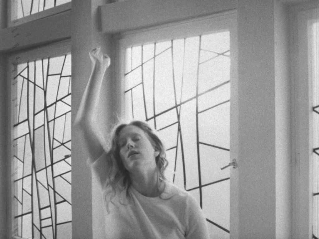 naine mustvalges videos, ekstaatilises poosis