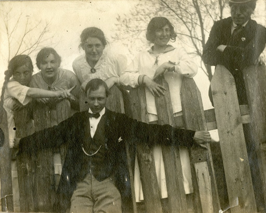 Ees Peet Aren; taga vasakult Natalie, Lydia ja Kristine Mei, Dora Gordine ja Otto Krusten. Eesti Kunstimuuseumi fotokogu