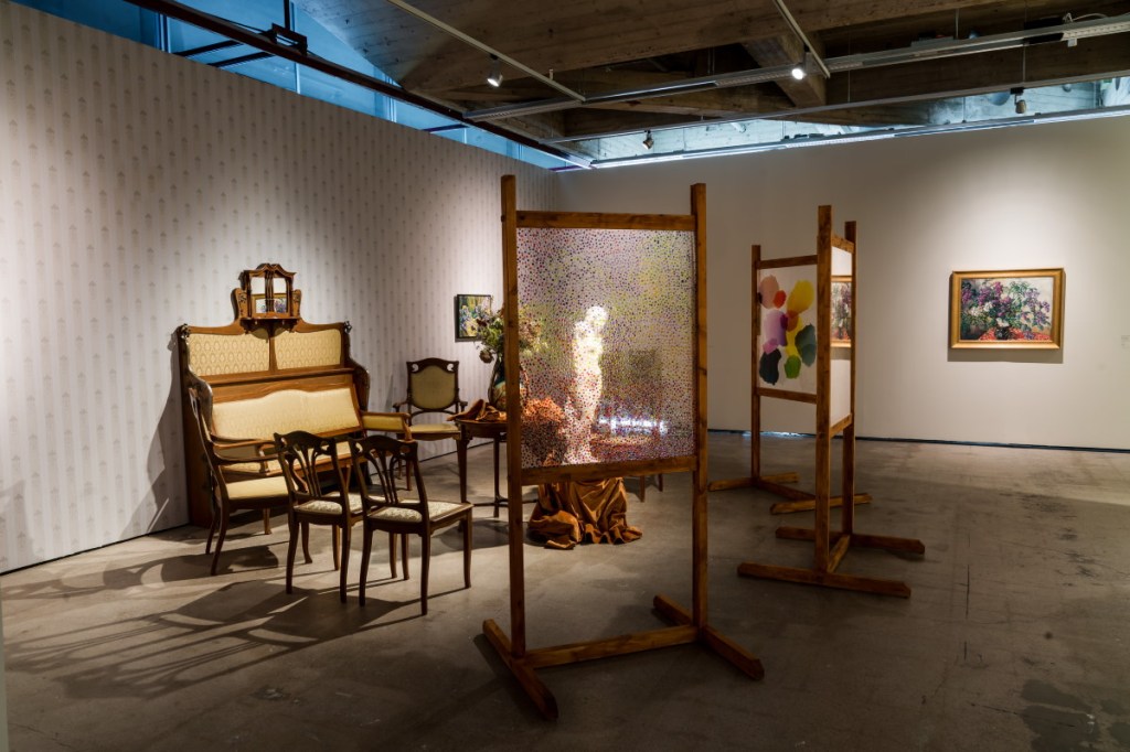 lavastatud ateljeevaaade - molbertid, diivan , toolid