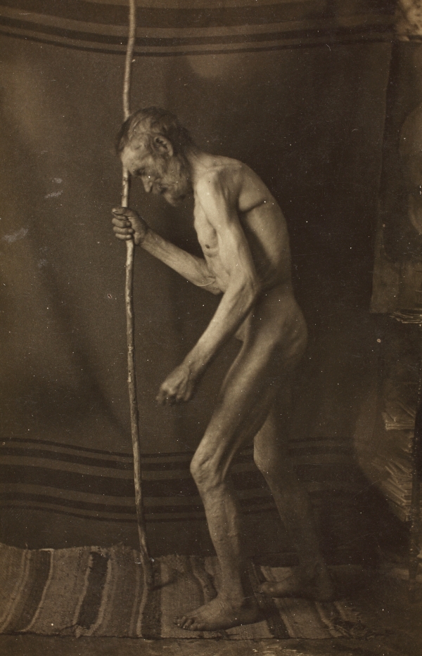 Vanamees poseerimas skulptor Roman Haavamäele