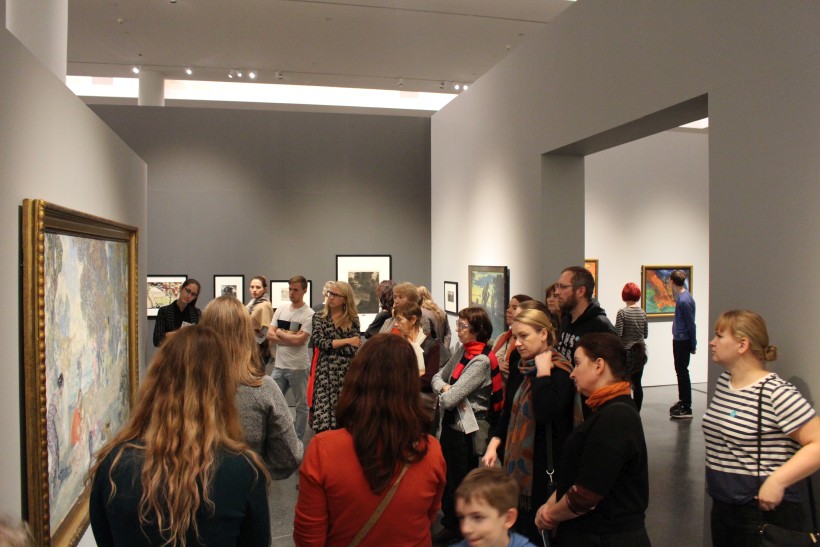 Ringkäik näitusel „Vabad hinged. Sümbolism Baltimaade kunstis“. Foto: Kumu hariduskeskus