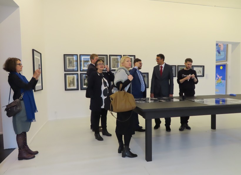 Kultuurimuuseumi ja Eesti Kunstimuuseumi külaskäik MMOMAsse. Mihail Šemjakini näitust tutvustab Vasili Tsereteli. Foto: Maimu Sibrits