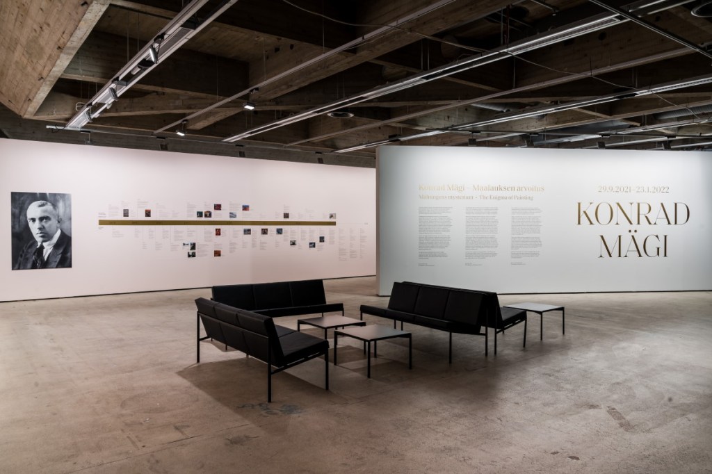 vaade näitusesaali, esiplaanil pingid külastajatele