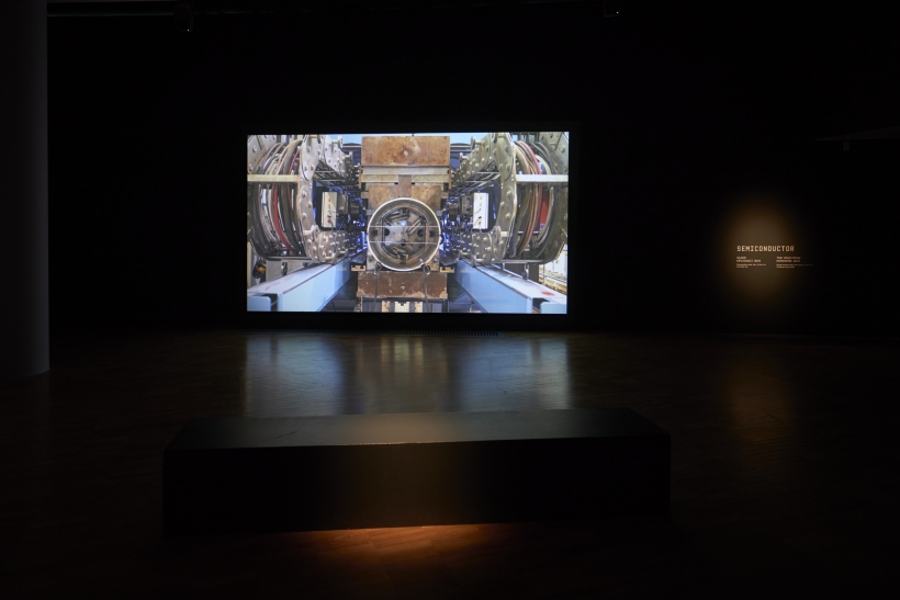 näituse „Murtud sümmeetriad“ vaade