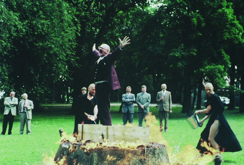 Jaan Toomik, Raoul Kurvitz & Jaan Paavle performance 19.06.1998 Eesti Pangale kuuluvas Maardu mõisas