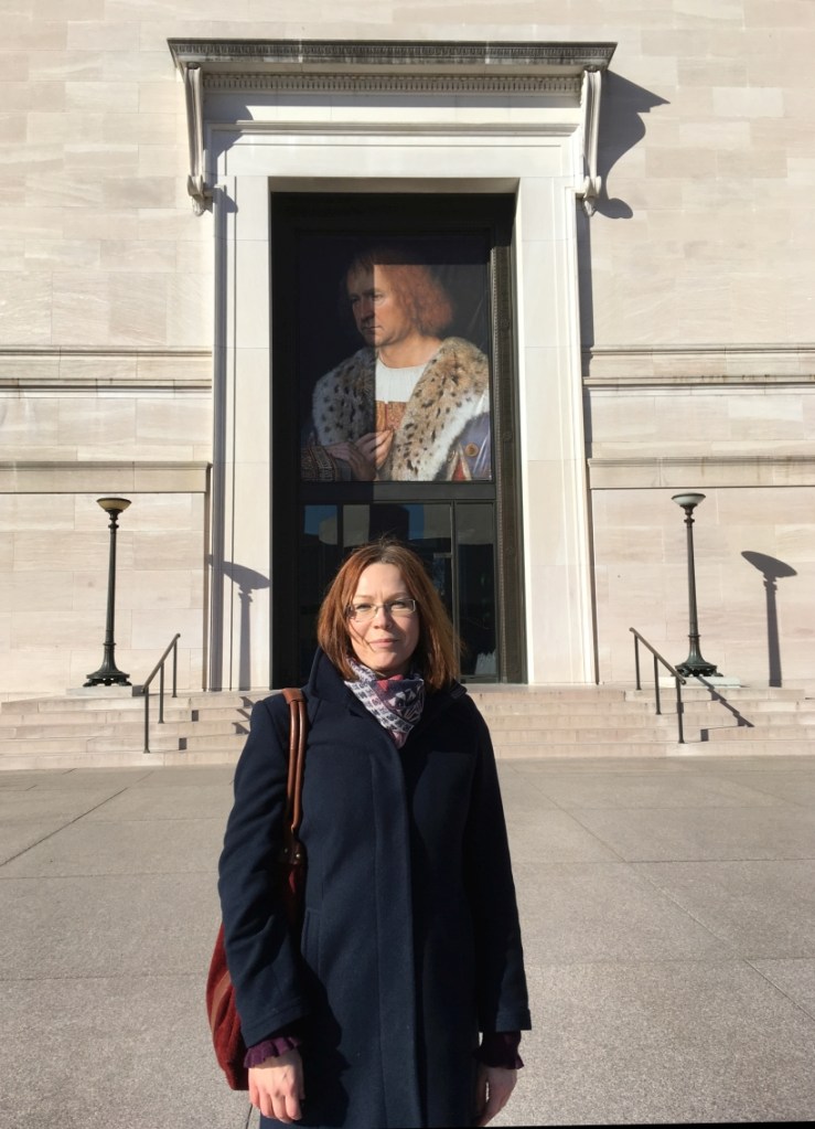 Greta Koppel Washingtonis Rahvusgalerii ees