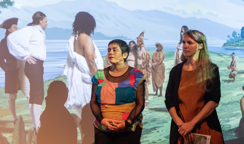 Lisa Reihana ja Linda Kaljundi näituse "Vallutaja pilk" avamisel. Foto: Endel Apsalon.