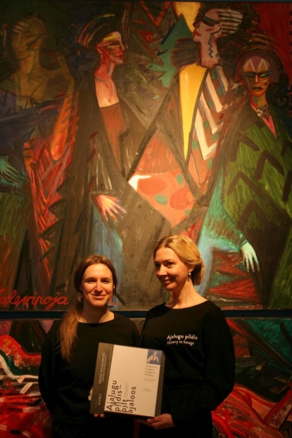 Linda Kaljundi ja Tiina-Mall Kreem näituse kataloogiga