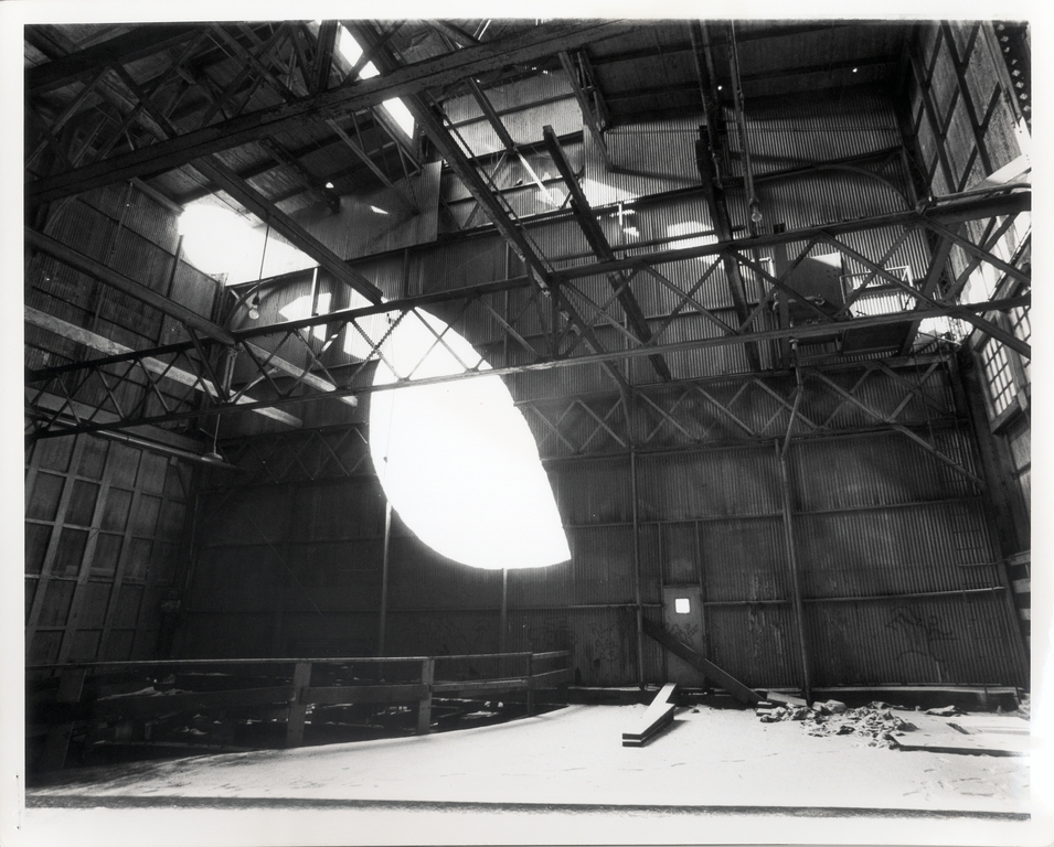 Pildiallkiri: Gordon Matta-Clark. Päeva lõpp. 1975