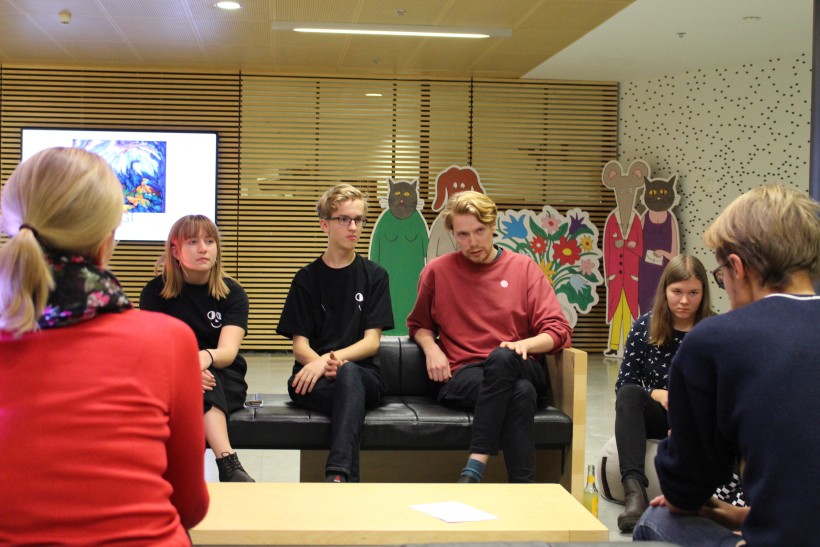 Siim Preimann Kumu noorteklubi liikmetega. Foto: Kumu hariduskeskus