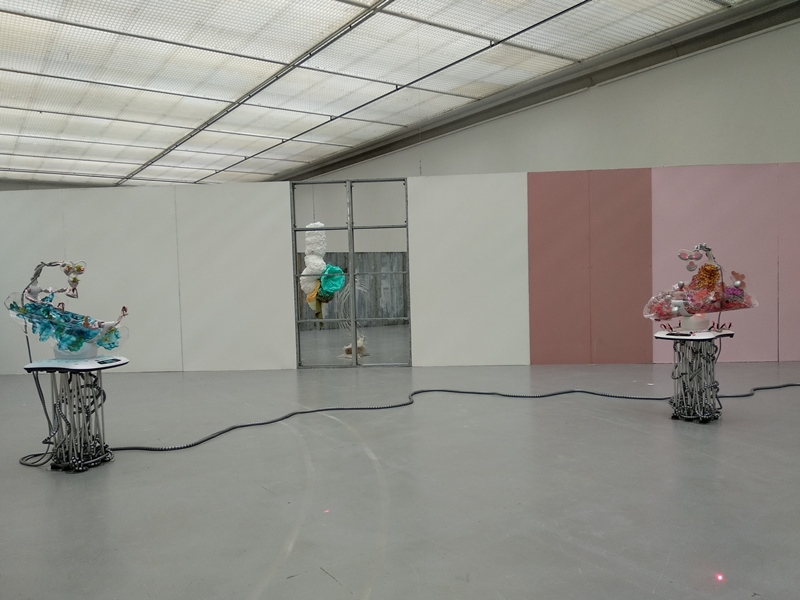 Katja Novitskova ja Daina Grantina teosed. Foto: Anu Allas