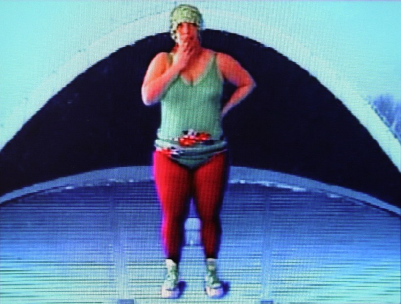 Mare Tralla. Stoppkaader interaktiivsest installatsioonist „Laula minuga“ (2000)