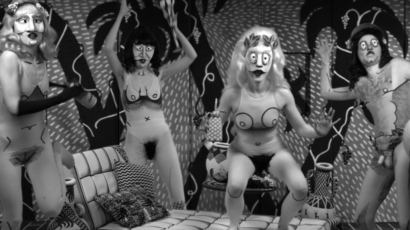 Piltnr 2: Mary Reid Kelley koos Patrick Kelley’ga. Dionysose piitsapiug. 2015. Kaader videost