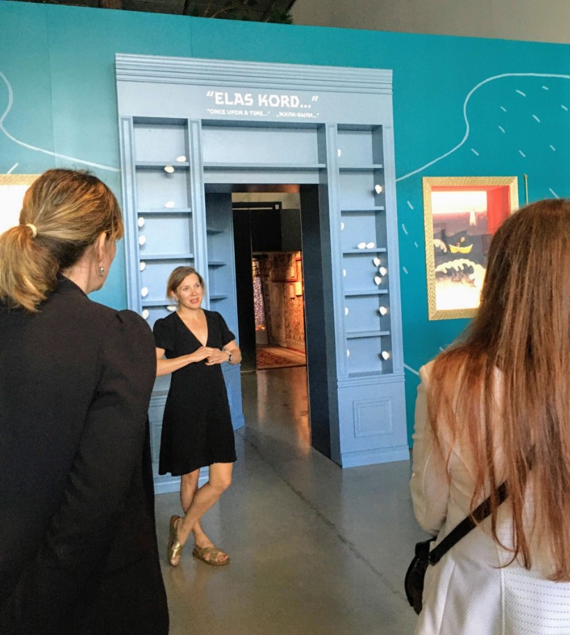 Katrin Sipelga kuraatorituur muinasjutunäitusel