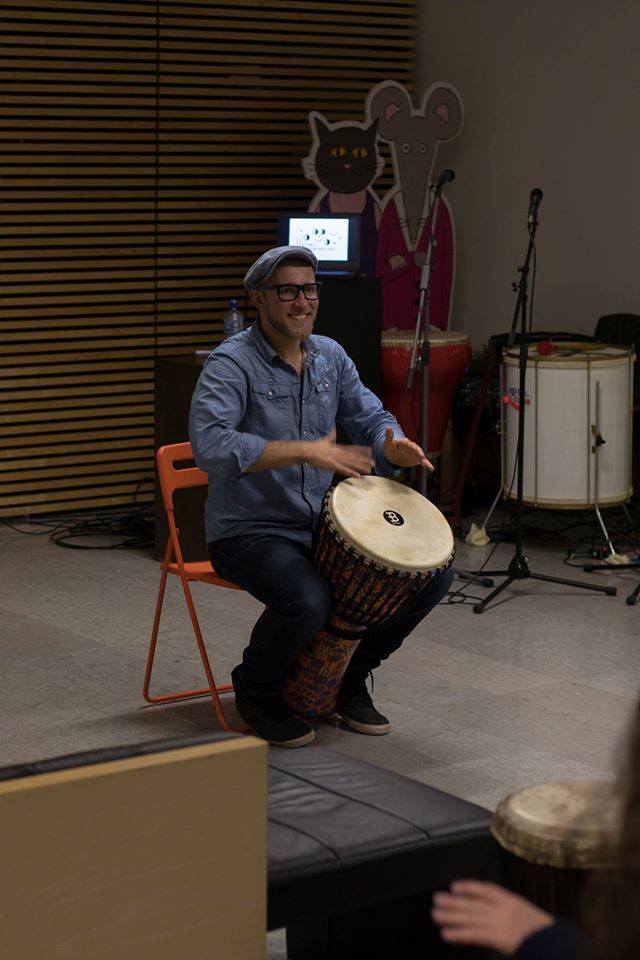 Reigo Ahven mängib trummi