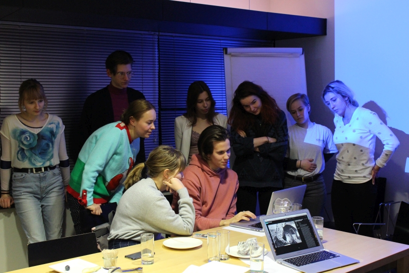 Töötamas andmebaasiga Madli Ehasalu juhendamisel (foto: Liisi Raidna)