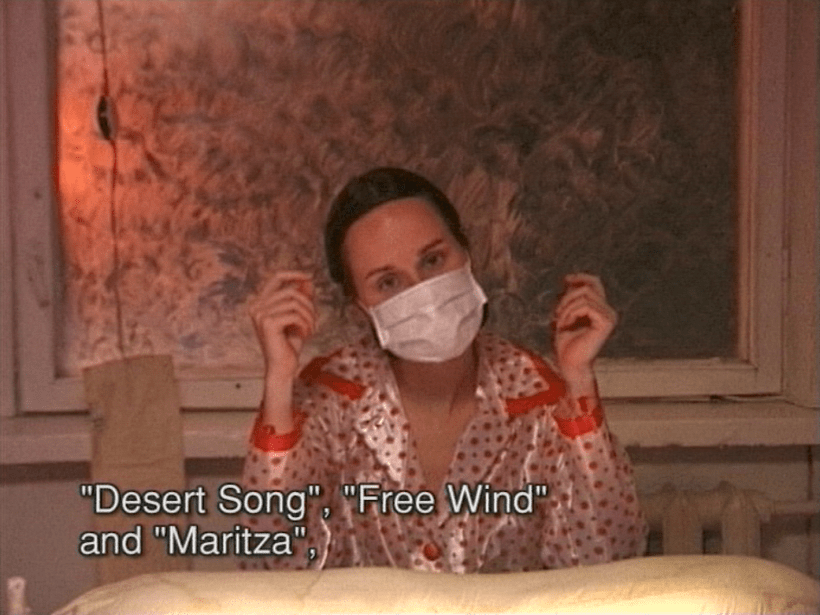 Kadi Estland. Kõrbelaul. 1999. Kaader videost. Kunstniku loal