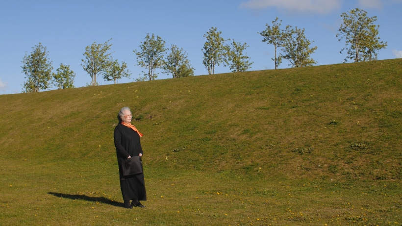 Flo Kasearu. Eriolukord. 2020. Kaader videoteosest. Kunstniku loal