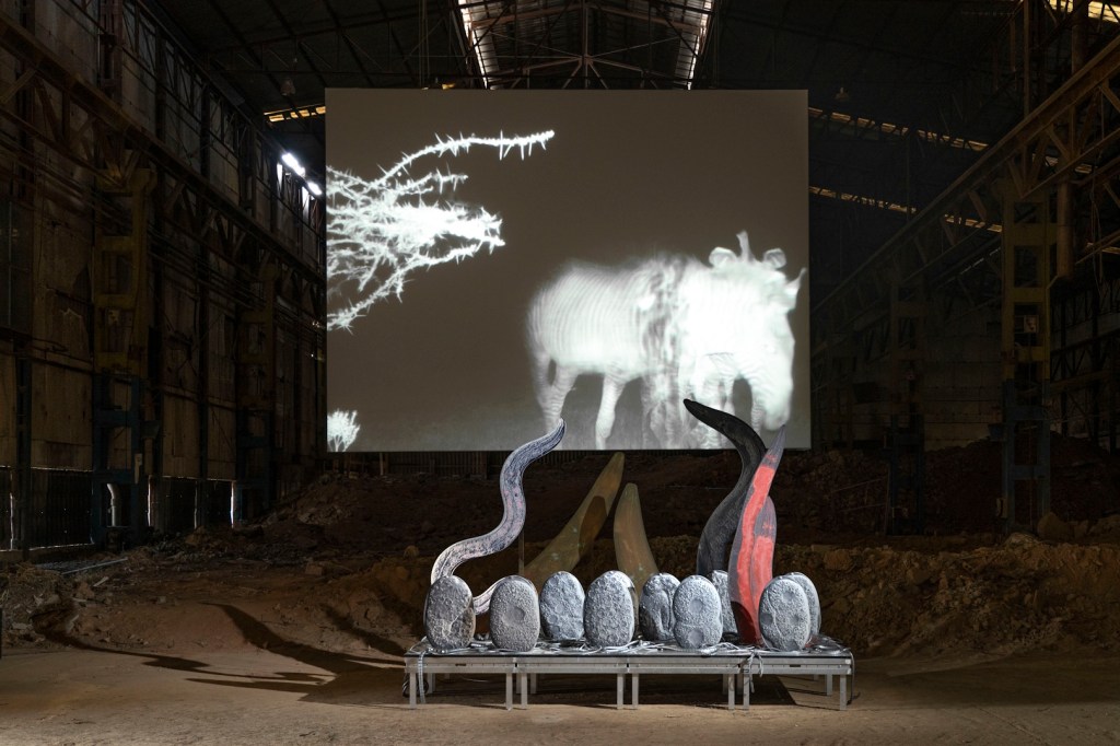 Katja Novitskova annetas Eesti Kunstimuuseumi kogusse kohaspetsiifilise installatsiooni „Aktiviseerimise muster (C.&nbsp;elegans)“